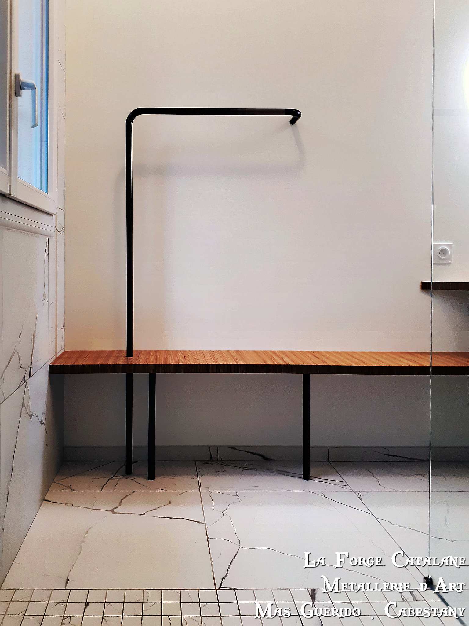 support de vetements et pietement de banc en fer forge catalane.jpg